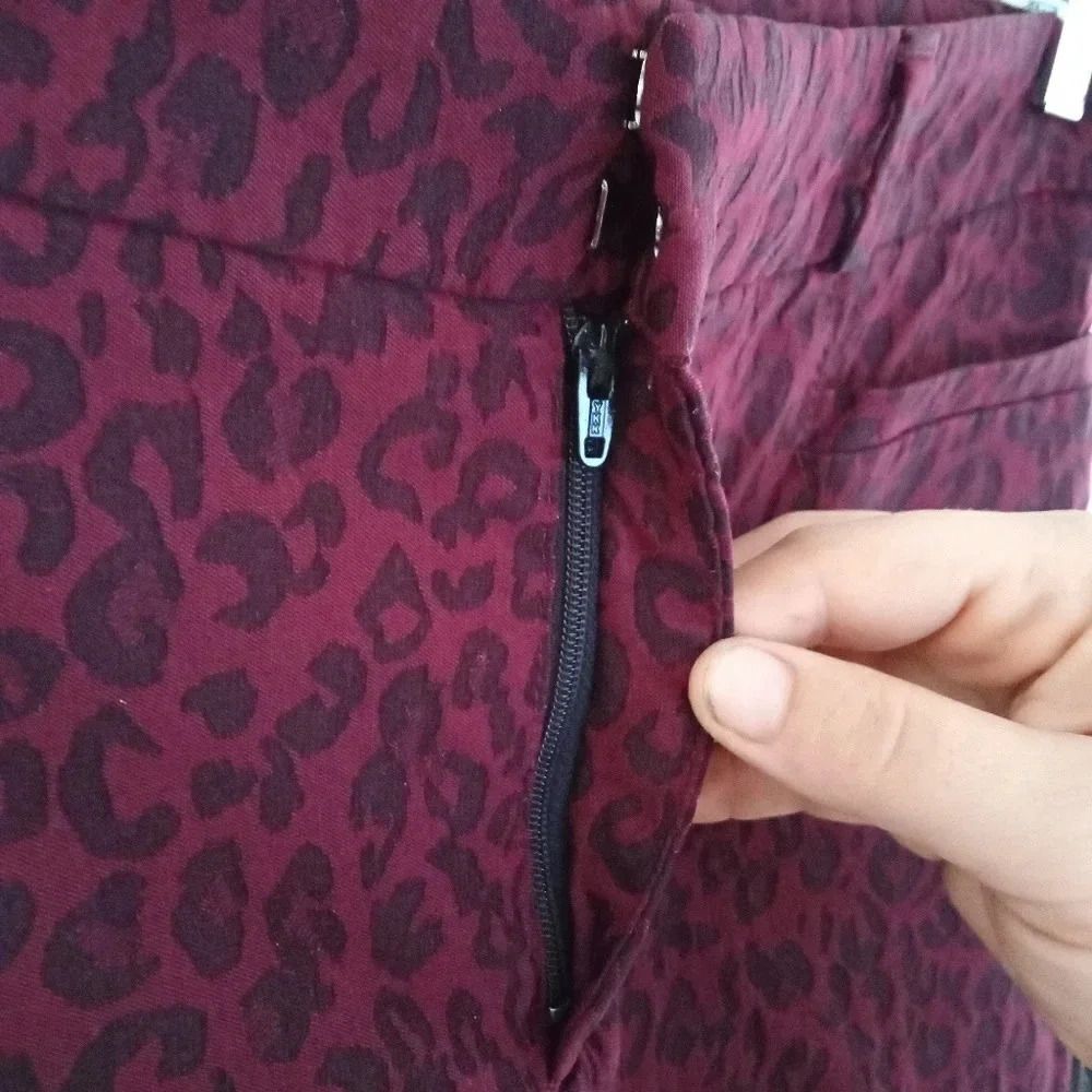 Banana Republic Burgundy Red Leopard Print Sloan Pants Size 6 - Picture 7 of 8